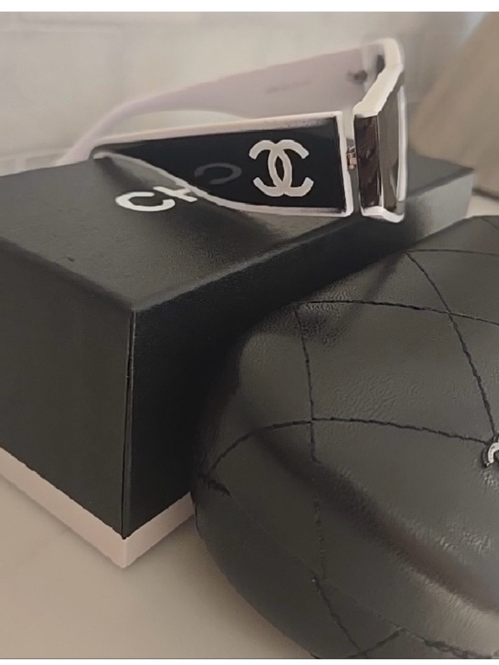 CHANEL Black & White Retro Cat-Eye Sunglasses - Picture 4 of 6